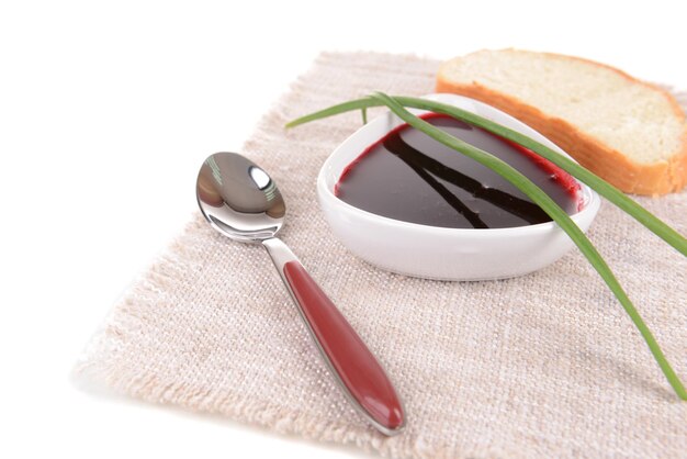 Príprava omáčky v mise